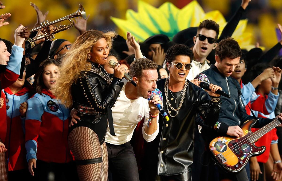 بيونسيه، كريس مارتن، برونو مارس في حفل السوبر بول الخمسين 2016 (جيتي إيمجز)