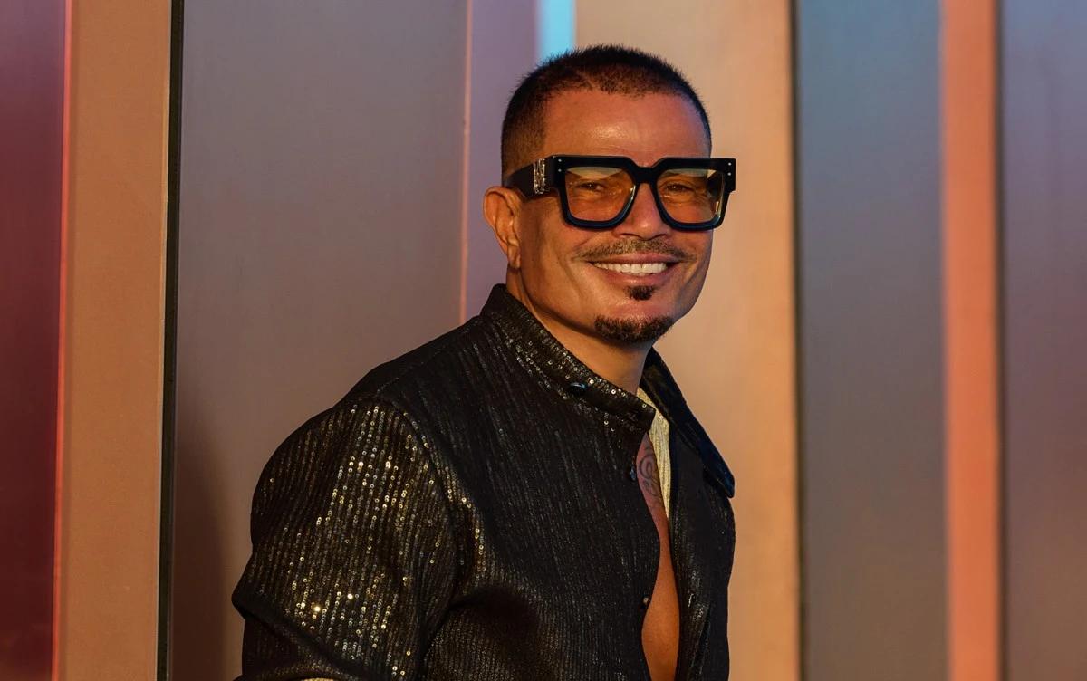 عمرو دياب وأبناؤه الأربعة يجتمعون في حملة إعلانية للمرة الأولى