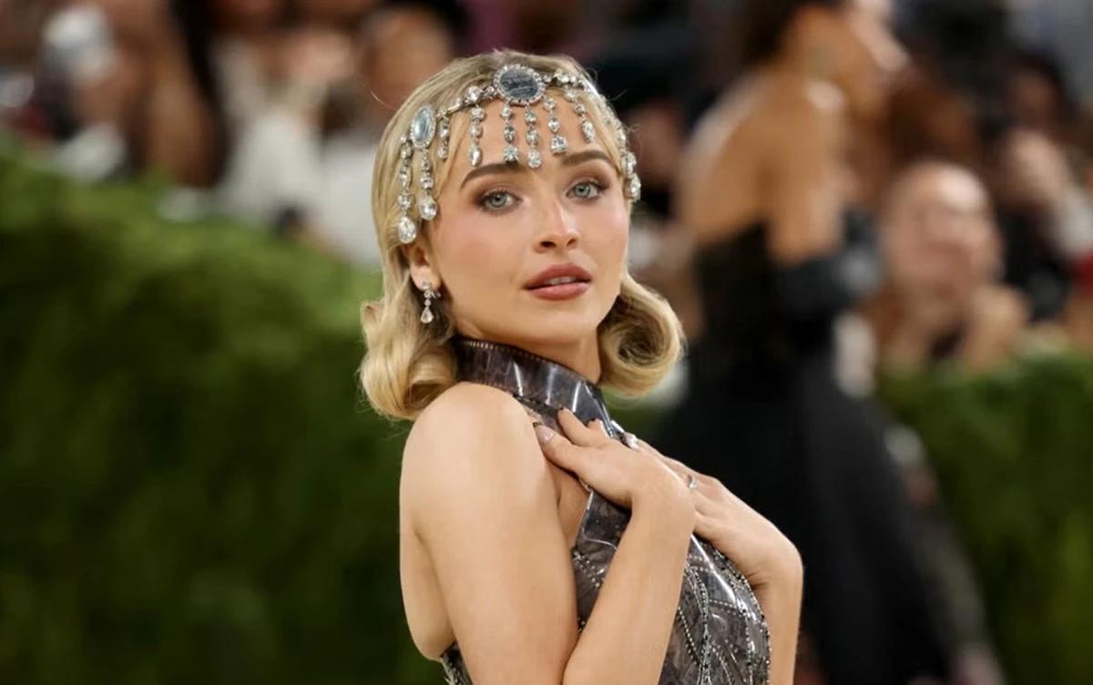 إطلالة سابرينا كاربنتر في Met Gala مصنوعة من أشرطة فيلمها المفضل
