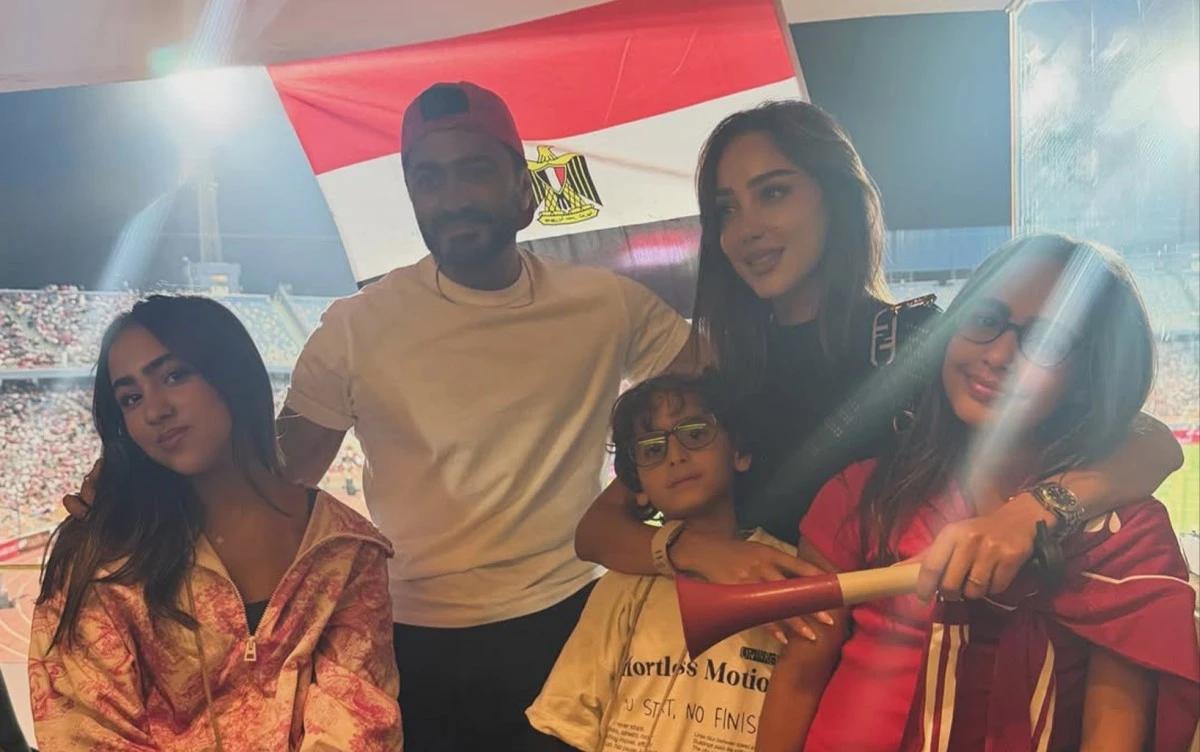 تامر حسني وبسمة بوسيل وأطفالهما في مكان واحد.. في دعم المنتخب المصري