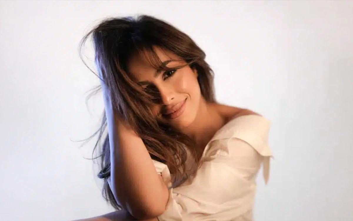 سارة محجوب تغني للرومانسية في "أول ما شفتك"