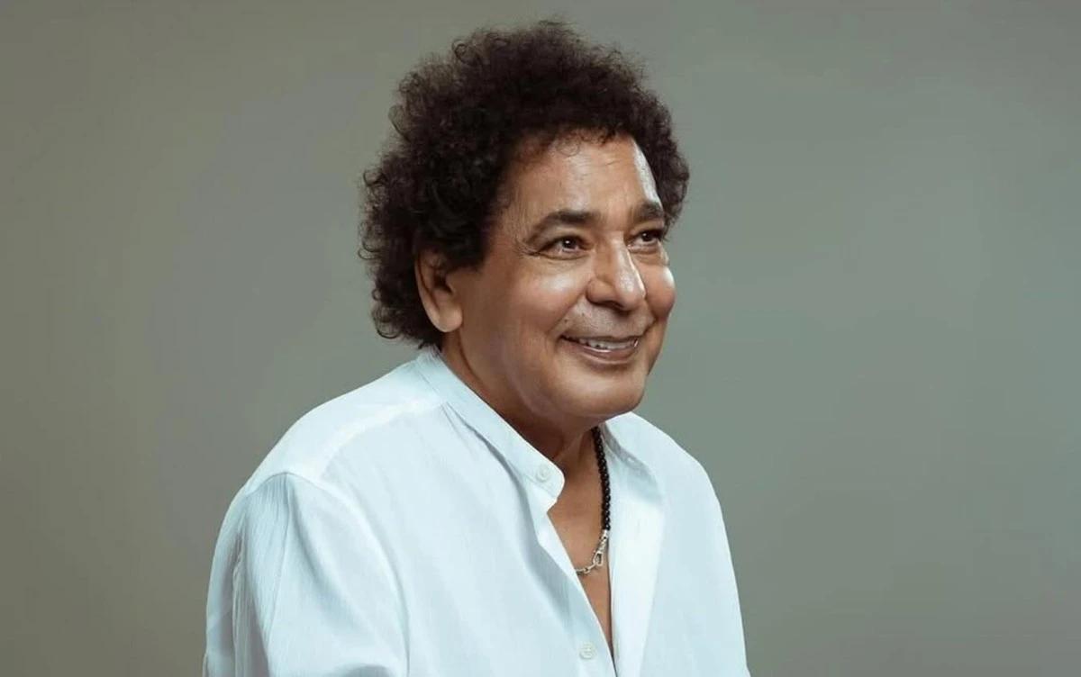 محمد منير يطمئن جمهوره على حالته الصحية